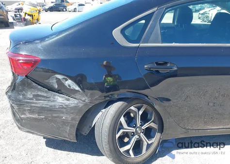 2021 Kia Forte Lxs z USA, uszkodzony, nr VIN 3KPF24AD4ME303731